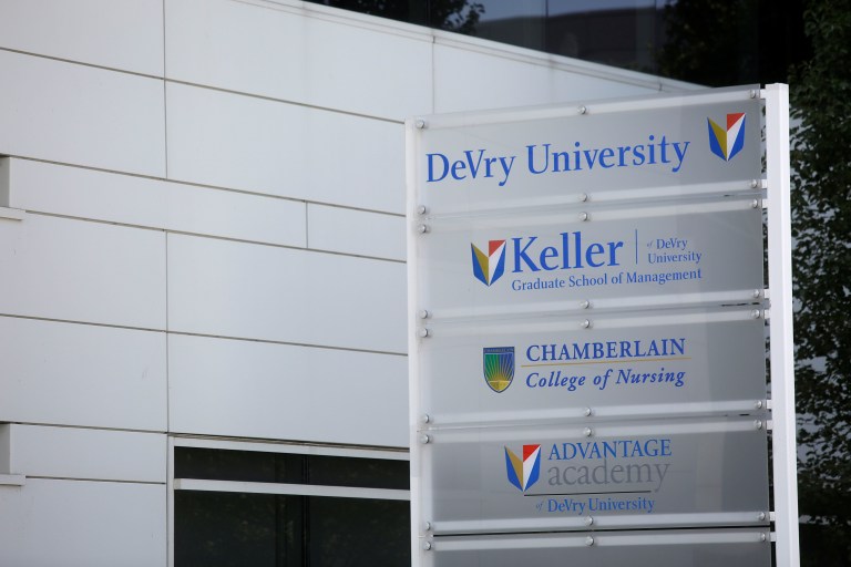 Les noms des programmes proposés à DeVry University sont affichés sur un panneau à Chicago, Illinois, États-Unis, le 20 septembre 2017. Photo prise le 20 septembre 2017. REUTERS / Joshua Lott