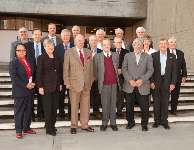 Sous-secrétaire d'État par intérim au contrôle des armements et à la sécurité internationale, Rose Gottemoeller pose pour une photo avec les membres du Conseil consultatif international de sécurité au Lawrence Livermore National Laboratory à Livermore, Californie, le 8 février 2012. Bruce Blair est le plus à gauche dans la rangée du milieu. Source: Département d'État américain