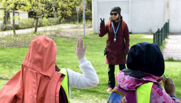 Les élèves et leur professeur Paivi Tihinen de l'école primaire de Kirsti ont leurs cours à l'extérieur dans un parc voisin, alors que les écoliers retournent en classe après huit semaines de verrouillage en raison de la propagation du coronavirus (COVID-19) dans le pays, à Espoo, en Finlande le 14 mai , 2020. Heikki Saukkomaa / Lehtikuva via REUTERS ATTENTION EDITEURS - CETTE IMAGE A ÉTÉ FOURNIE PAR UN TIERS. PAS DE VENTES À DES TIERS. NE PAS UTILISER PAR LES DISTRIBUTEURS TIERS DE REUTERS. FINLANDE. AUCUNE VENTE COMMERCIALE OU ÉDITORIALE EN FINLANDE.