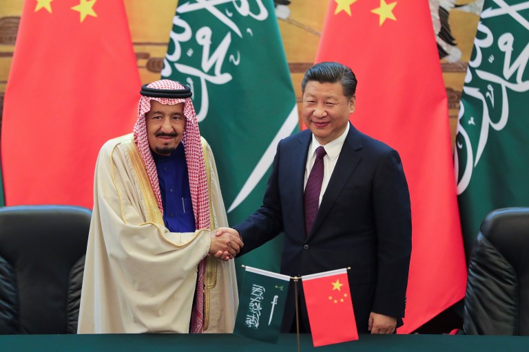 Le président chinois Xi Jinping (à droite) et le roi d'Arabie saoudite Salman bin Abdulaziz Al-Saud se serrent la main lors d'une cérémonie de signature au Grand Hall du Peuple à Beijing, Chine, le 16 mars 2017. REUTERS / Lintao Zhang / POOL
