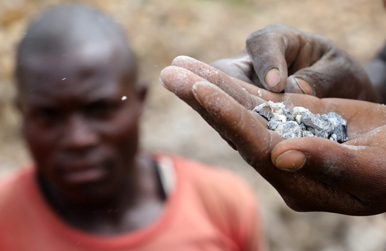 Un mineur montre du coltan dans une mine de coltan à Rukunda, territoire de Masisi, province du Nord-Kivu en République démocratique du Congo, 2 décembre 2018. REUTERS / Goran Tomasevic
