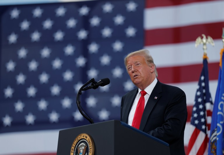 Le président américain Donald Trump prononce un discours après une visite de Fincantieri Marinette Marine à Marinette, Wisconsin, États-Unis, le 25 juin 2020. REUTERS / Carlos Barria