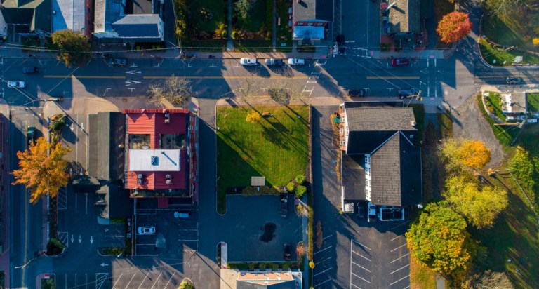 vue aérienne d'une rue principale