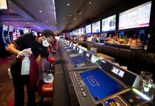 Chris Scott nettoie une chaise au Long Bar alors que les travailleurs se préparent à la réouverture le 4 juin de l'hôtel-casino The D, fermé par l'État depuis le 18 mars 2020 dans le cadre des mesures visant à ralentir la propagation de la maladie à coronavirus (COVID-19) , au centre-ville de Las Vegas, Nevada, États-Unis, 3 juin 2020. REUTERS / Steve Marcus