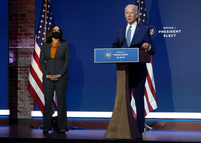 Le président élu américain Joe Biden et le vice-président élu Kamala Harris s'adressent aux journalistes sur les efforts déployés pour lutter contre la pandémie de coronavirus (COVID-19) après avoir rencontré des membres de la 