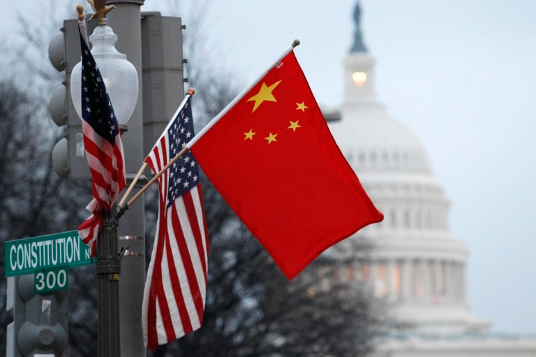 Le drapeau de la République populaire de Chine et les Stars and Stripes américains volent sur un lampadaire le long de Pennsylvania Avenue près du Capitole américain à Washington lors de la visite d'État du président chinois Hu Jintao, le 18 janvier 2011. Hu est arrivé mardi aux États-Unis pour un État visite avec le président américain Barack Obama visant à renforcer les liens entre les deux plus grandes économies du monde. REUTERS / Hyungwon Kang (ÉTATS-UNIS - Tags: POLITIQUE CITYSCAPE) - GM1E71J0K0R01
