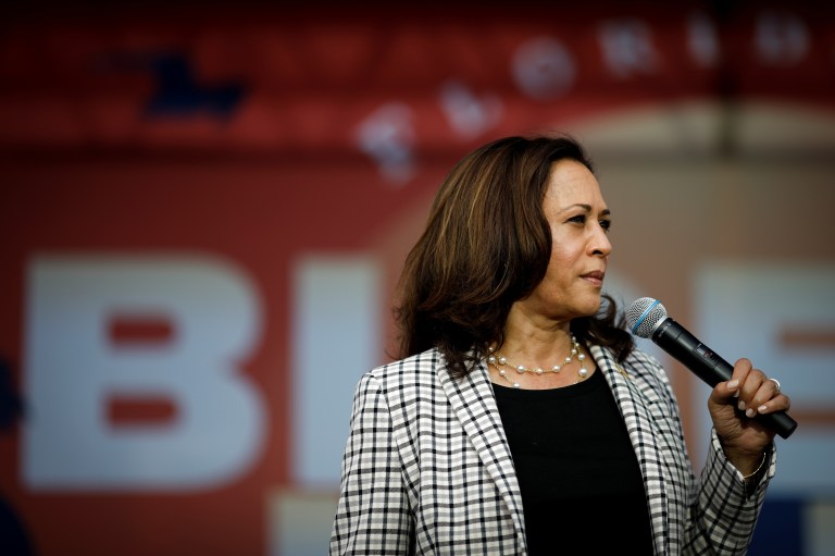 La sénatrice Kamala Harris, candidate à la vice-présidence démocrate américaine, prend la parole lors d'un rassemblement de campagne en voiture au campus sud de l'Université internationale de Floride à Miami, Floride, États-Unis, le 31 octobre 2020. REUTERS / Marco Bello
