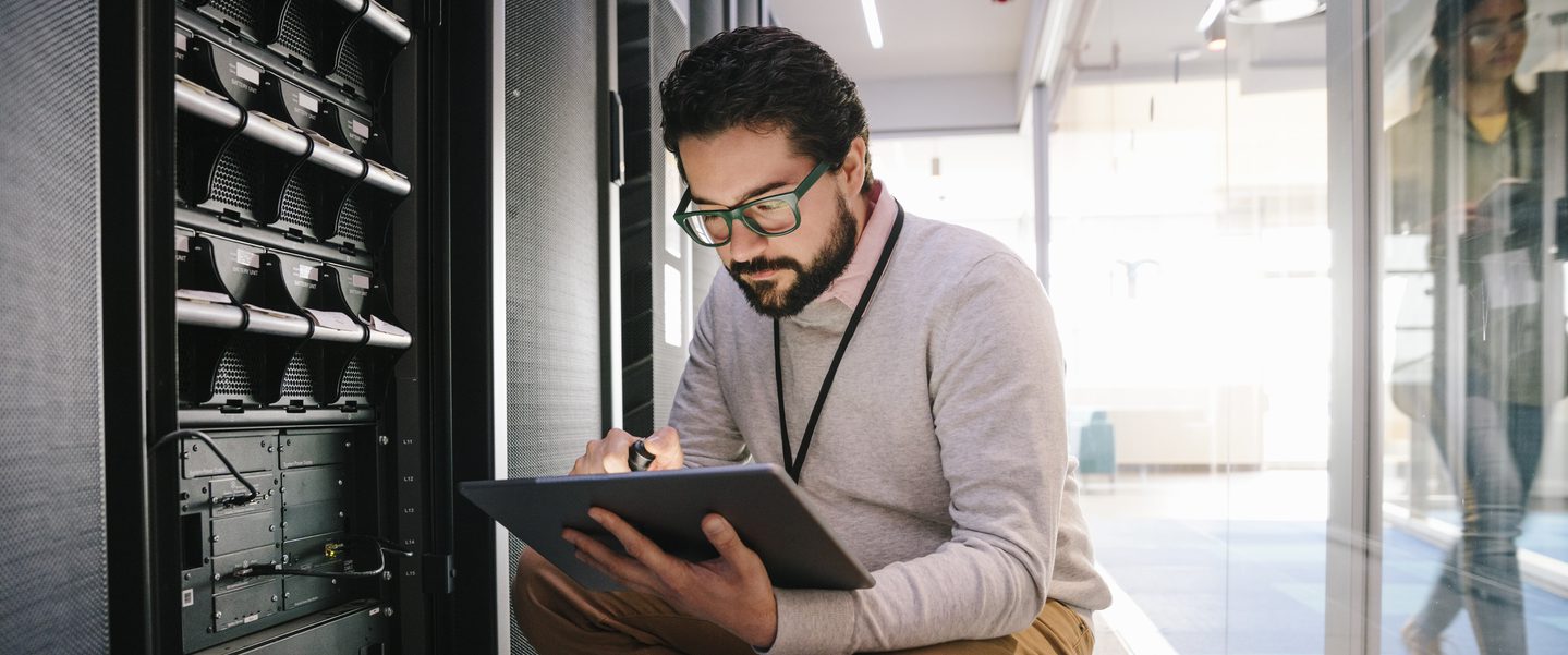 Technicien informatique sur une tablette