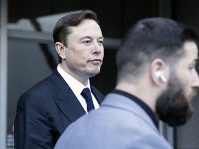 Elon Musk quitte le bâtiment fédéral Phillip Burton et le palais de justice des États-Unis à San Francisco, le mardi 24 janvier 2023. Musk est retourné devant le tribunal fédéral pour se défendre contre un recours collectif qui allègue qu'il a trompé les actionnaires de Tesla avec un tweet sur un rachat avorté que le milliardaire a insisté avec défi mardi sur le fait qu'il aurait pu réussir s'il l'avait voulu.