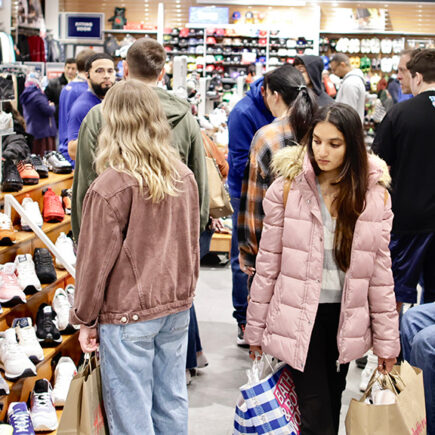 Illustrative photo: Americans shopping inside a store.