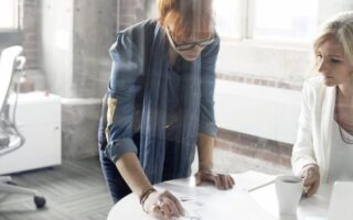 Des collègues effectuent des contrôles KYB manuels