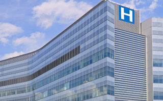 Grand système de santé Croissance oculaire, gestion des coûts, partenariats stratégiques