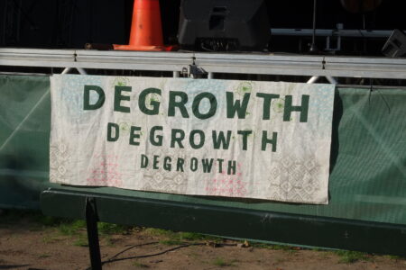 La contribution inutile de DeGrowth aux défis environnementaux mondiaux: une réplique à une critique de la contingence de croissance