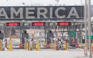 Les tarifs américains promettent la volatilité, la récession du Canada