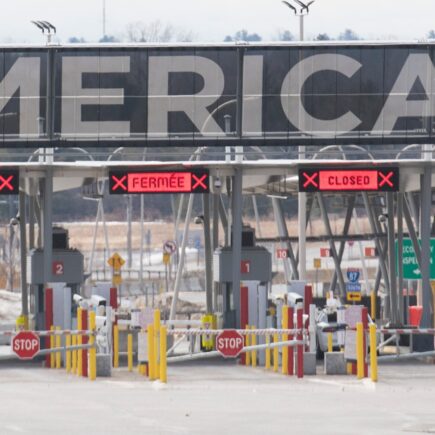 Les tarifs américains promettent la volatilité, la récession du Canada