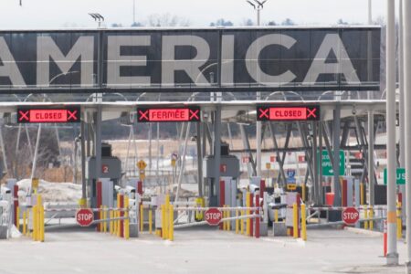 Les tarifs américains promettent la volatilité, la récession du Canada