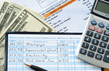 Image: rédigez quelques chèques pour effectuer des paiements pour les dépenses du ménage