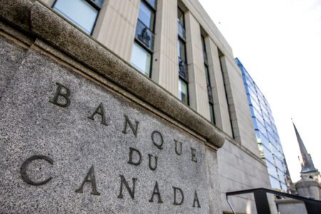 La Banque du Canada détient un taux d'intérêt à 2,75% à mesure que les montures d'incertitude