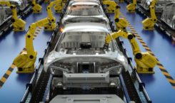 Une image montre des pièces automobiles sur une chaîne de montage d'usine.