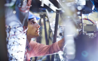 Vérification des antécédents pour les télécommunications et les services publics: un guide rapide